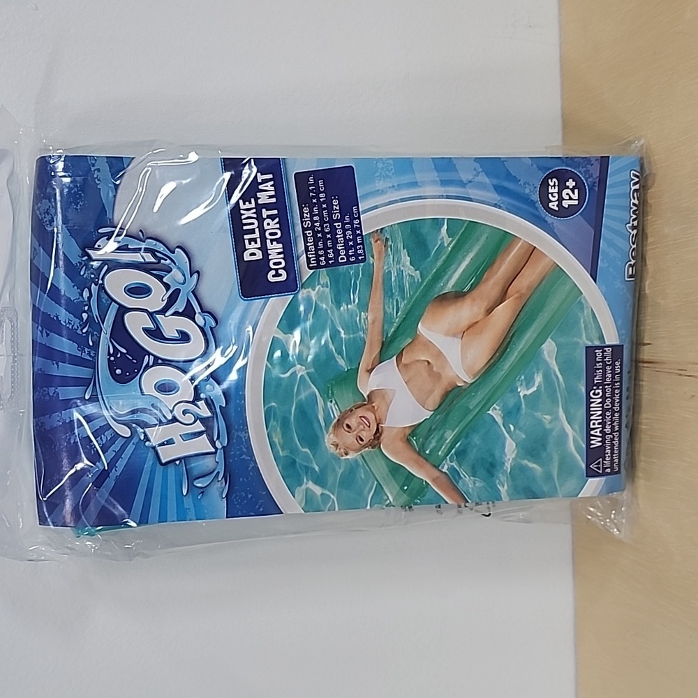 Inflatable pool mat